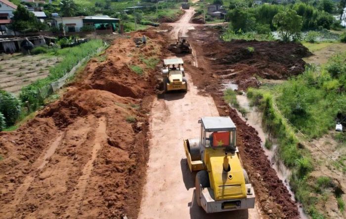 Tranh thủ thời tiết thuận lợi, đơn vị thi công đang tập trung các mũi đào đắp nền đường