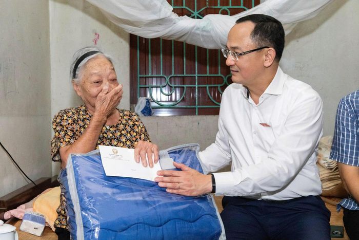 Bà Hoàng Thị Chính (sinh năm 1938, ở thôn Đức Hỷ) bật khóc khi nhớ về nỗi đau mất mát khi chồng là liệt sĩ Kim Đình Tráng hy sinh