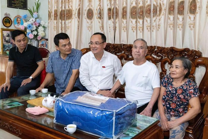 Tại các gia đình đến thăm, ông Sơn đã trao tận tay từng phần quà ý nghĩa, hỏi thăm tình hình đời sống và gửi lời chúc sức khỏe, mong các gia đình luôn là chỗ dựa tinh thần cho con cháu và cộng đồng.