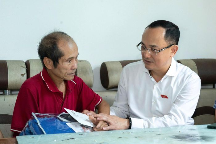 Đồng chí Nguyễn Ngọc Sơn xúc động chia sẻ với những gánh nặng bệnh tật của ông Nguyễn Văn Hùng (sinh năm 1955, ở thôn Bình Phiên) do ảnh hưởng của chất độc hóa học