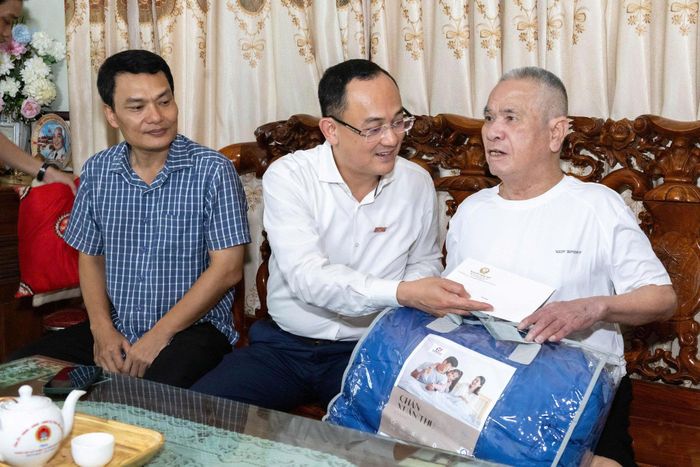 Đại biểu Quốc hội Nguyễn Ngọc Sơn ân cần nắm chặt tay người chiến sĩ năm xưa, bày tỏ lòng biết ơn sâu sắc vì xương máu mà ông đã để lại nơi chiến trường vì độc lập, tự do của Tổ quốc