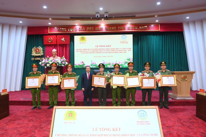 Bộ trưởng Vũ Hải Quân trao Bằng khen của Bộ Khoa học và Công nghệ tặng 8 tập thể thuộc Bộ Công an.