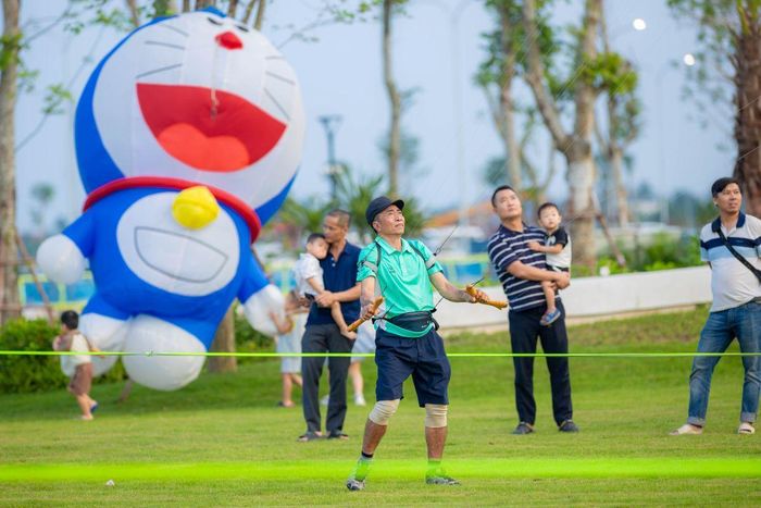 Nghệ nhân Phạm Văn Tâm giao lưu và hướng dẫn các gia đình nghệ thuật thả diều tại công viên Central Forest rộng 5ha.