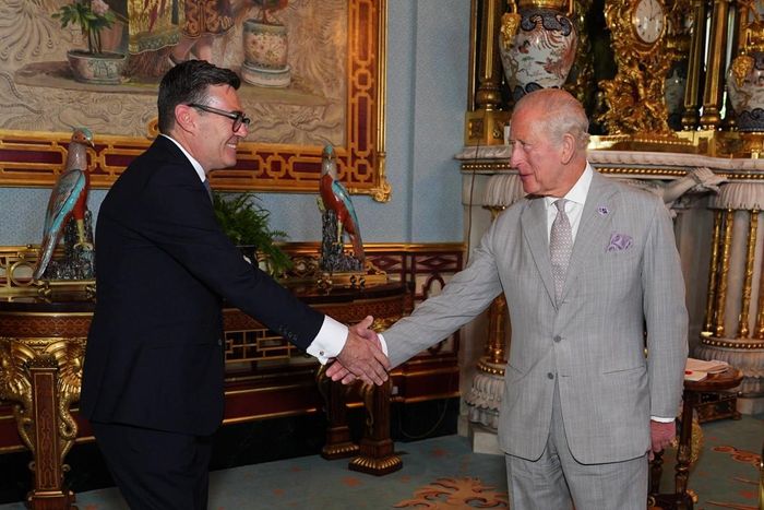 Tân Thủ tướng Andy Burnham và Vua Charles III tại Cung điện Buckingham, London, ngày 20/7. Ảnh: X/@RoyalFamily (tài khoản X của Hoàng gia Anh)