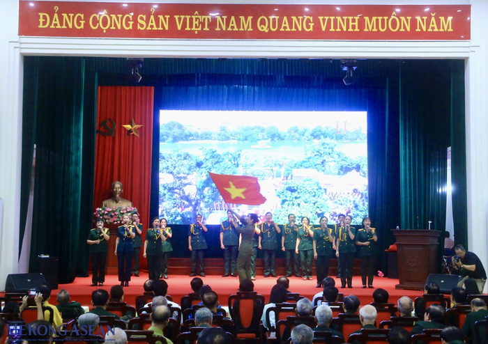 Các hội viên của Hội Cựu chiến binh Hà Nội biểu diễn tại chương trình. Ảnh: Vũ Miên/Mekong ASEAN