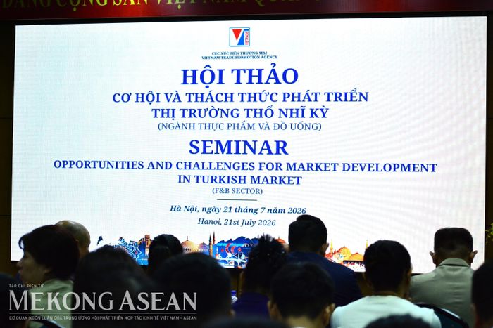 Sự kiện diễn ra dưới hình thức trực tiếp kết hợp trực tuyến. Mở đầu phiên chia sẻ, Tham tán thương mại, Trưởng Cơ quan Thương vụ Việt Nam tại Thổ Nhĩ Kỳ Nguyễn Việt Hằng đã kết nối trực tuyến từ điểm cầu bản địa. Ảnh: Lê Hồng Nhung - Mekong ASEAN