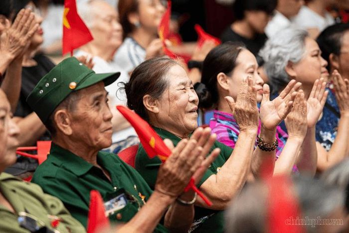 Các bác cựu chiến binh hào hứng giao lưu và theo dõi bộ phim "Trên chiếc xe lăn" do Hãng phim Tài liệu và Khoa học Trung ương sản xuất. Ảnh: VGP