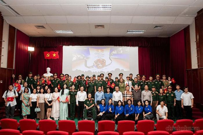 Các đại biểu chụp ảnh lưu niệm. Ảnh: VGP