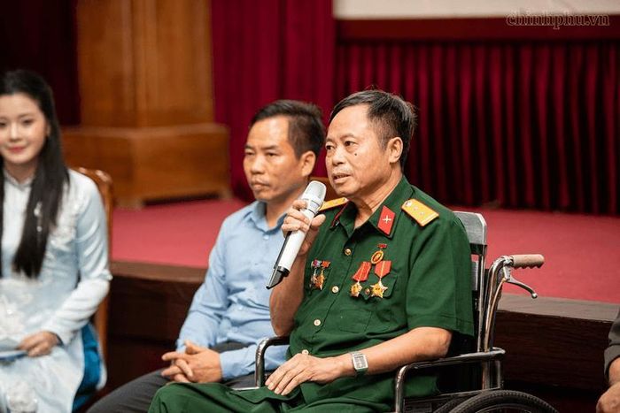 Khoảnh khắc giao lưu, gặp gỡ giữa những cựu chiến binh từng đi qua chiến tranh với các bạn trẻ sinh ra trong hòa bình. Ảnh: VGP