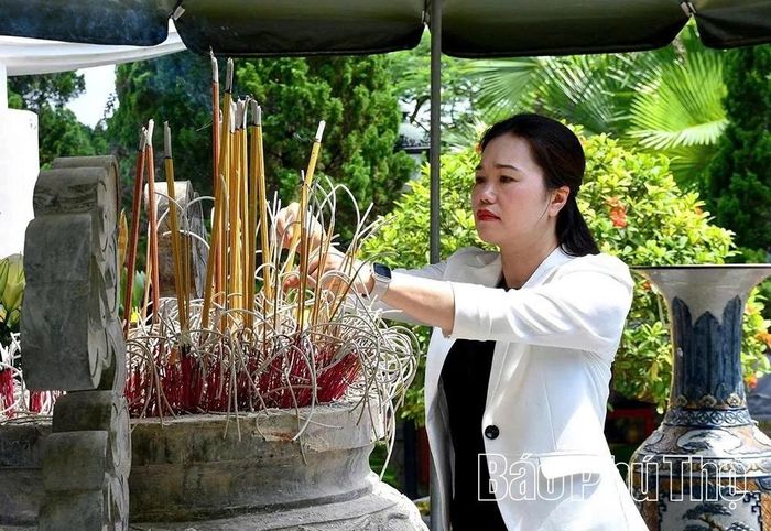 Đồng chí Phó Bí thư Tỉnh ủy, Chủ tịch Ủy ban MTTQ tỉnh Bùi Thị Minh dâng hương tưởng nhớ các Anh hùng liệt sĩ. (Ảnh: Báo Phú Thọ)