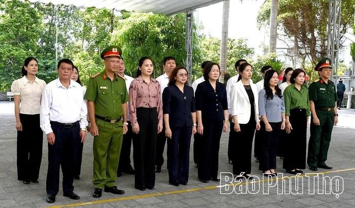 Đoàn đại biểu thành kính tưởng niệm các Anh hùng liệt sĩ đã hy sinh tại Mặt trận Vị Xuyên. (Ảnh: Báo Phú Thọ)