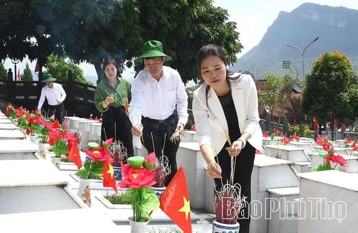 Các đại biểu thắp hương tưởng nhớ các Anh hùng liệt sĩ tại Nghĩa trang liệt sĩ quốc gia Vị Xuyên. (Ảnh: Báo Phú Thọ)