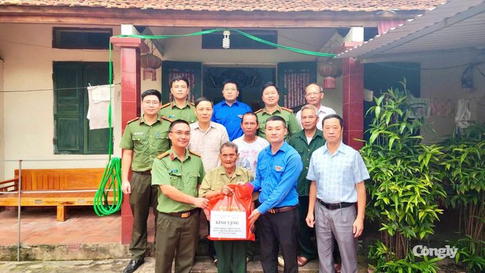 Đoàn đã đến thăm, động viên và trao tận tay 02 suất quà ý nghĩa cho các gia đình có công