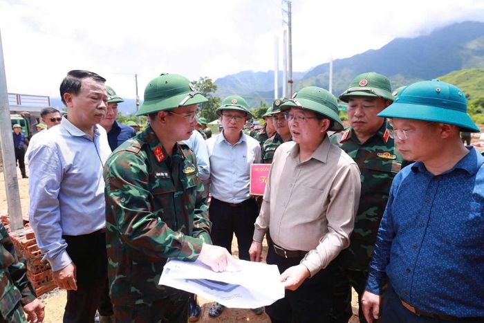 Phó Thủ tướng Chính phủ Hồ Quốc Dũng đến kiểm tra thực địa khu tái định cư.