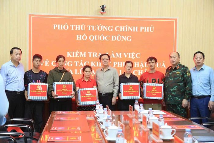Phó Thủ tướng chia sẻ những mất mát về người và tài sản, tặng quà động viên thân nhân người thân bị mất do lũ, sớm vượt qua đau thương.