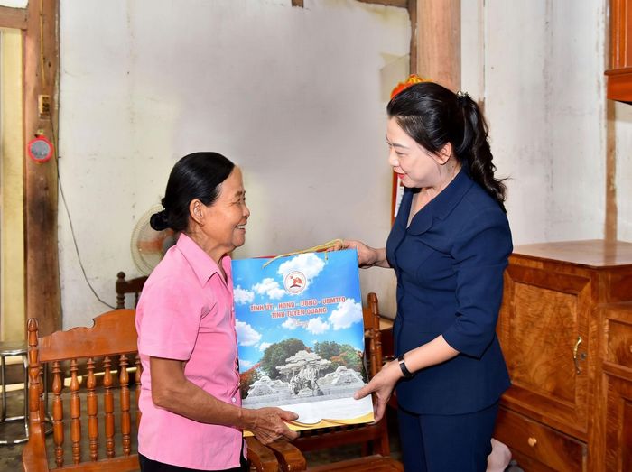 Phó Bí thư Thường trực Tỉnh ủy Lê Thị Kim Dung trao quà cho thân nhân ông Nguyễn Tiến Bình, thôn 7 xã Tân Long. Ảnh Báo Tuyên Quang