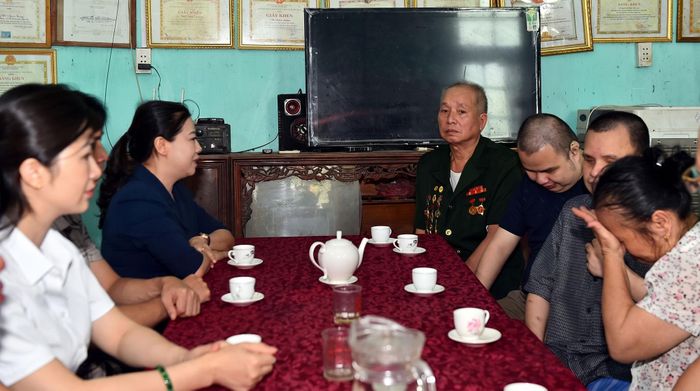 Phó Bí thư Thường trực Tỉnh ủy Lê Thị Kim Dung chia sẻ với những hy sinh, mất mát do di chứng chiến tranh của gia đình ông Hồ Ngọc Quang, thôn 4 xã Tân Long. Ảnh Báo Tuyên Quang