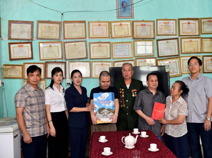 Phó Bí thư Thường trực Tỉnh ủy Tuyên Quang Lê Thị Kim Dung tặng quà gia đình ông Hồ Ngọc Quang. Ảnh Báo Tuyên Quang