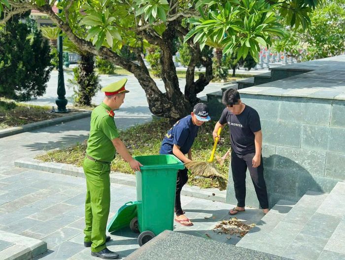 Các thanh, thiếu niên chưa ngoan, chậm tiến bộ trên địa bàn tham gia dọn vệ sinh, chăm sóc khuôn viên và dâng hương tại Nghĩa trang Liệt sĩ Quỳnh Lưu - Hoàng Mai.