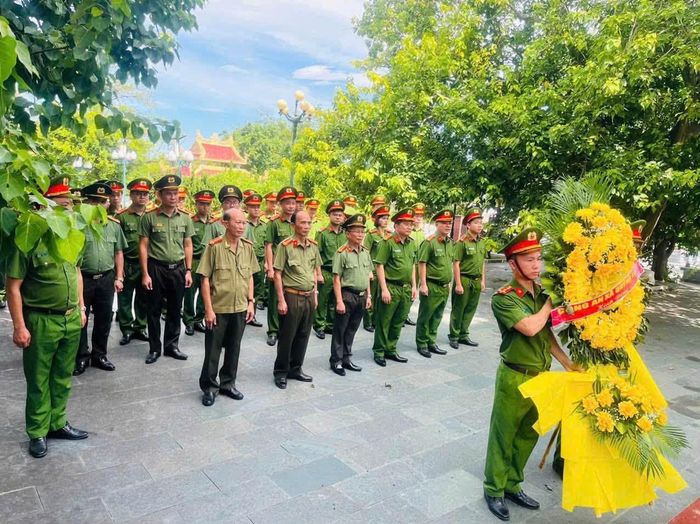 Nguyên lãnh đạo Công an huyện Quỳnh Lưu (cũ) và toàn thể cán bộ, chiến sĩ Công an xã Quỳnh Lưu dâng hoa, dâng hương tại Nghĩa trang liệt sĩ Quỳnh Lưu - Hoàng Mai.