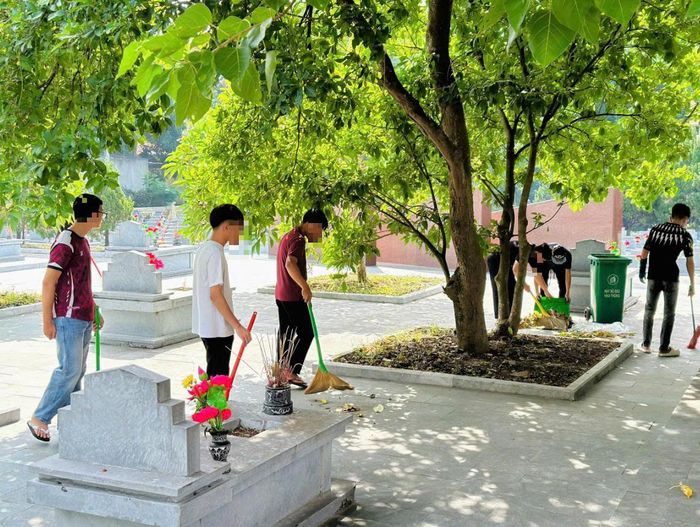 Công an xã Quỳnh Lưu, tỉnh Nghệ An đã tổ chức cho thanh, thiếu niên có biểu hiện vi phạm pháp luật trên địa bàn tham gia dọn vệ sinh, chăm sóc khuôn viên và dâng hương tại Nghĩa trang Liệt sĩ Quỳnh Lưu – Hoàng Mai.