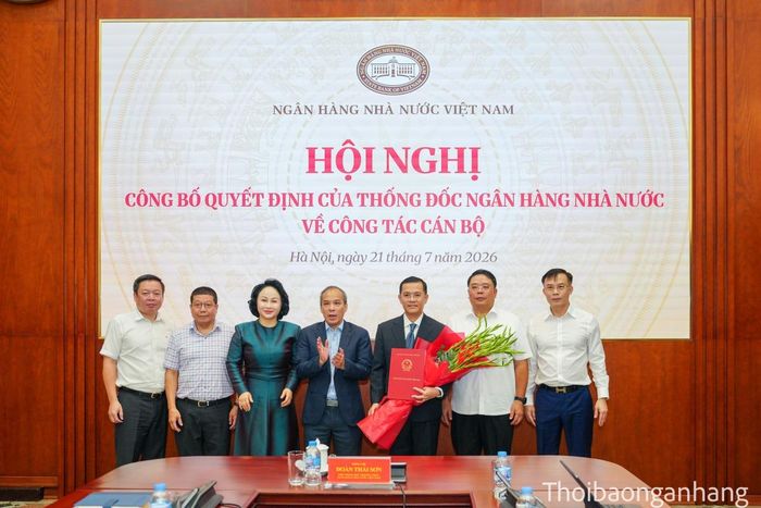 Phó Thống đốc Thường trực Đoàn Thái Sơn chụp ảnh cùng tập thể lãnh đạo Vụ Tổ chức cán bộ và Cục Phòng, chống rửa tiền