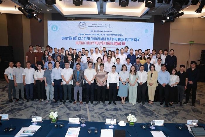 Các vị đại biểu chụp ảnh lưu niệm tại Hội thảo