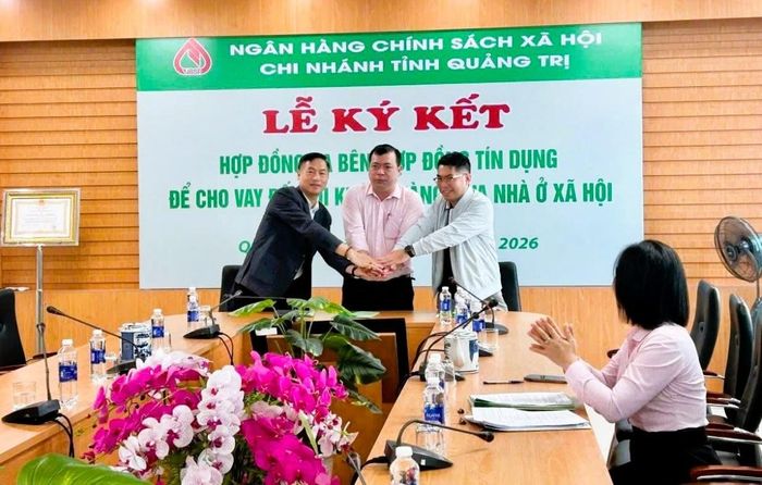 Ký kết hợp đồng ba bên, hợp đồng tín dụng để cho vay đối với khách hàng mua nhà ở xã hội tại NHCSXH chi nhánh Quảng Trị