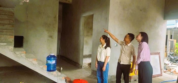 Từ vốn vay ưu đãi gia đình anh Lê Minh Hoàng và chị Hoàng Thị Lan (trái) ở phường Nam Đông Hà, có điều kiện xây dựng ngôi nhà mới…