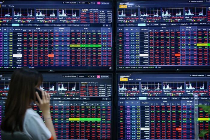 Nhà đầu tư tiếp tục bán ra trên diện rộng khi dòng tiền suy yếu, khiến VN-Index nối dài chuỗi điều chỉnh và đánh mất nhiều ngưỡng hỗ trợ quan trọng