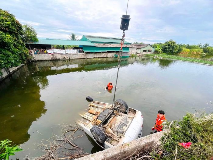 Chiếc ô tô gặp nạn tại ao nước của một hộ dân tại xã Thiệu Hóa.