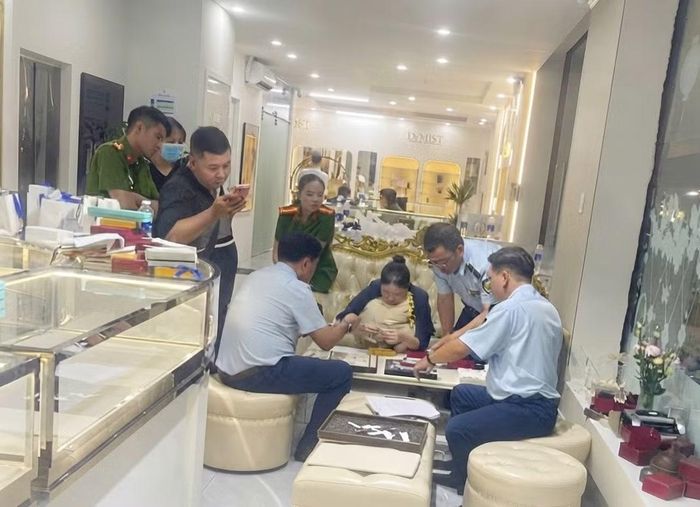 Cơ quan chức năng kiểm tra số hàng hóa có dấu hiệu giả mạo.