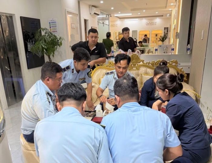 Cơ quan chức năng tạm giữ tang vật đối với toàn bộ số hàng hóa vi phạm.