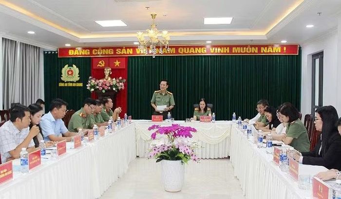 Đại tá Lê Phú Thạnh, Phó Bí thư Đảng ủy, Phó Giám đốc Công an tỉnh An Giang phát biểu tại cuộc họp với Đoàn công tác Cục Công tác chính trị Bộ Công an.