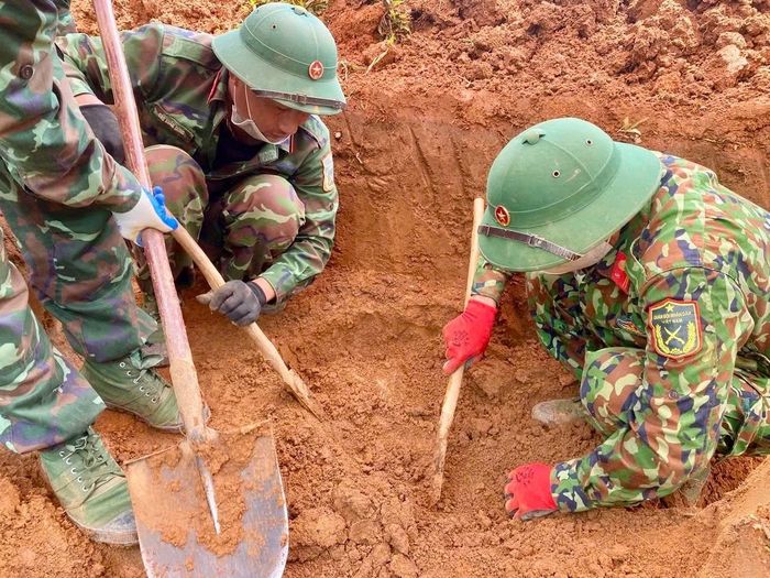 Cán bộ, chiến sĩ Đội Quy tập hài cốt liệt sĩ Đoàn Kinh tế - Quốc phòng 337 (Quân khu 4) tìm kiếm hài cốt liệt sĩ tại khu vực khe núi Cha Lỳ, xã Hướng Lập, tỉnh Quảng Trị.