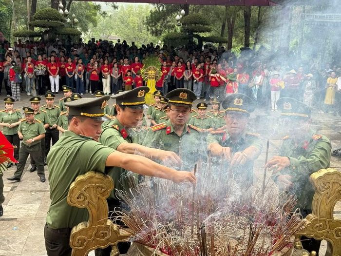 Đoàn đại biểu Bộ Công an dâng hương tưởng niệm các anh hùng liệt sĩ tại Nghĩa trang Liệt sĩ quốc gia Trường Sơn.