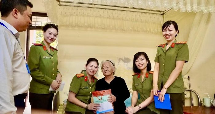 Ban Phụ nữ Công an tỉnh Quảng Trị thăm, tặng quà Mẹ Việt Nam Anh hùng.
