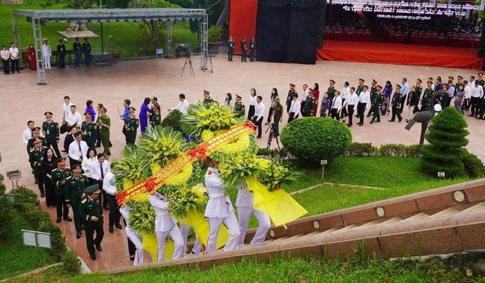 Đoàn đại biểu dâng hoa, dâng hương tưởng niệm các anh hùng liệt sĩ tại Di tích quốc gia đặc biệt Thành cổ Quảng Trị.