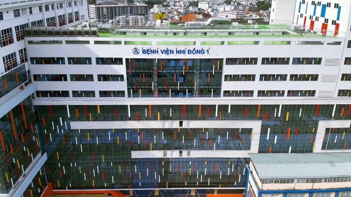 Bác sĩ Bệnh viện Nhi đồng 1 TP Hồ Chí Minh khẩn trương cứu chữa hai bệnh nhi trong vụ cháy xe khách giường nằm.