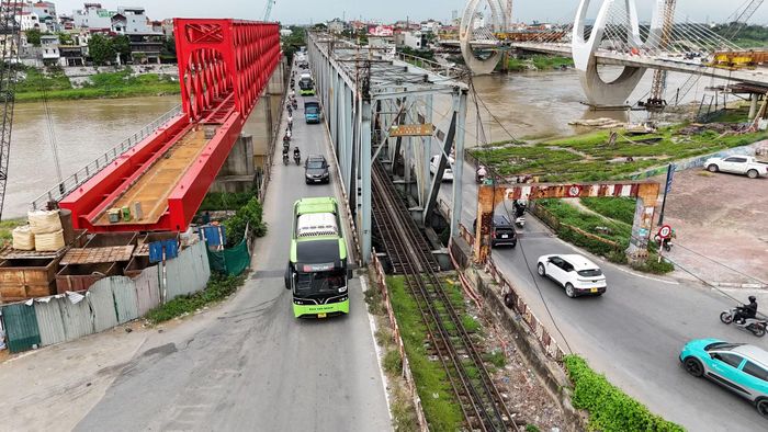 Tuyến đường sắt trên cầu Đuống cũ có nguy cơ bị ngập khi nước lũ dâng cao, ảnh hưởng đến hoạt động giao thông.