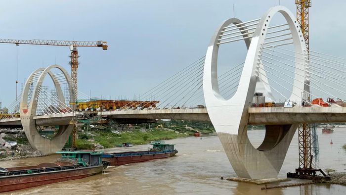 Cầu đường bộ - cầu Đuống mới - dài khoảng 700m, kết nối khu vực xã Phù Đổng với phường Việt Hưng.