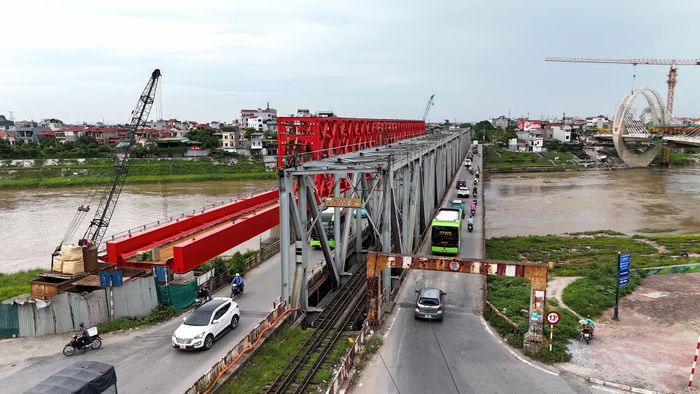 Vào mùa nước dâng, khoảng thông thuyền dưới cầu có thời điểm chỉ còn khoảng 2,5m, gây khó khăn cho tàu thuyền qua lại.
