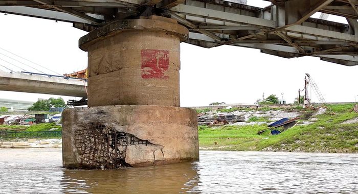 Nhiều trụ cầu bị dòng chảy, sóng nước và hoạt động của tàu thuyền bào mòn, có vị trí trơ lõi thép.