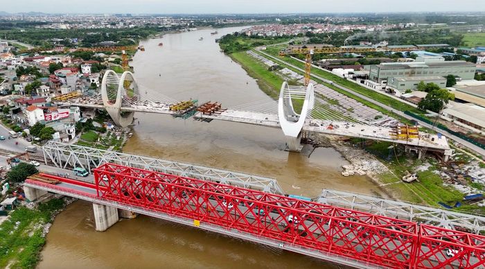 Dự án nâng cấp tuyến vận tải thủy sông Đuống gồm hai hợp phần chính: cầu đường bộ và cầu đường sắt Đuống mới.