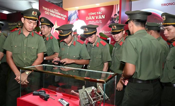 Công an TP Hồ Chí Minh trưng bày với chủ đề "Theo dấu chân Người, giữ trọn bình yên"