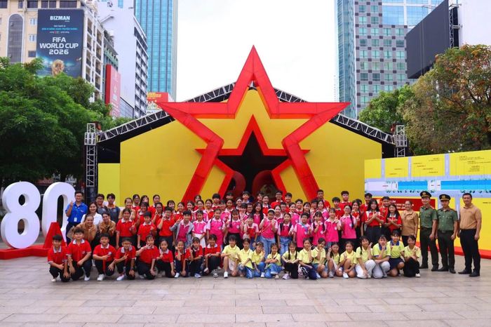 Các em thiếu nhi Nhà Văn hóa thiếu nhi TP Hồ Chí Minh đã có buổi tham quan ý nghĩa tại triển lãm