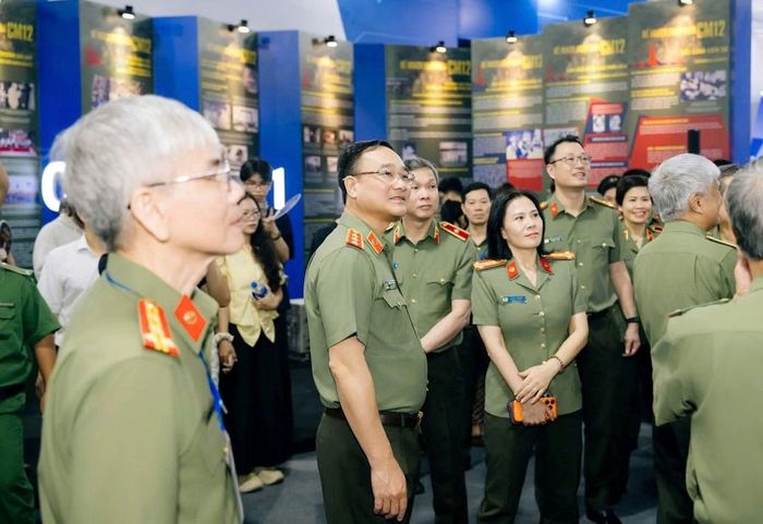 Thượng tướng Phạm Thế Tùng, Ủy viên Trung ương Đảng, Thứ trưởng Bộ Công an, tham quan tại triển lãm và gala