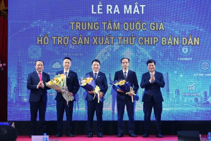 Bộ trưởng Bộ Khoa học và công nghệ Vũ Hải Quân (ngoài cùng bên trái) chúc mừng lễ ra mắt Trung tâm Quốc gia hỗ trợ sản xuất chíp bán dẫn đầu tiên của Việt Nam.