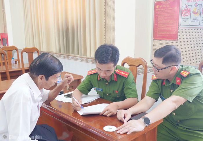 Ông Nguyễn Khánh Hồng (ngụ ấp 8, xã Khánh Bình) ký xác nhận hoàn thành thu mẫu ADN thân nhân của liệt sĩ chưa xác định hài cốt.