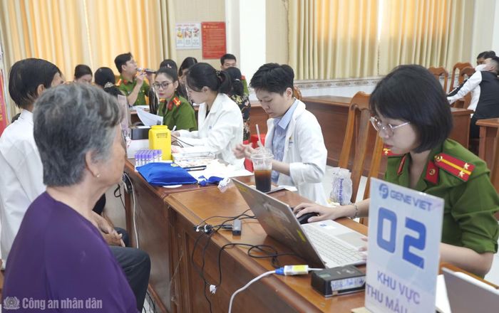 Công an Cà Mau phối hợp Công ty Gene Viet thu mẫu ADN thân nhân liệt sĩ chưa xác định danh tính trên địa bàn tỉnh, từ ngày 18 đến 20/7.